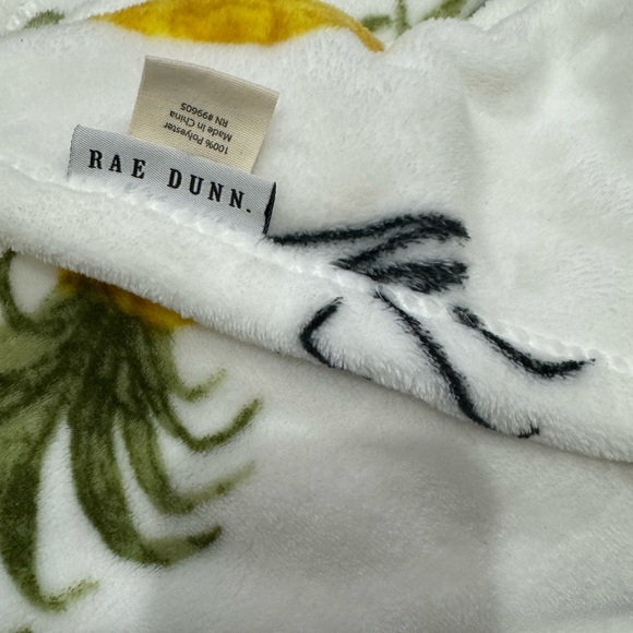 Pineapple Rae Dunn throw - Picture 2 of 3
